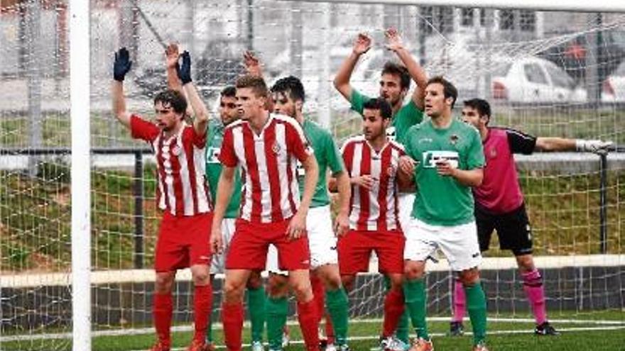 Gerard Gumbau, en primer terme, en un partit d&#039;aquesta temporada amb el Girona B.