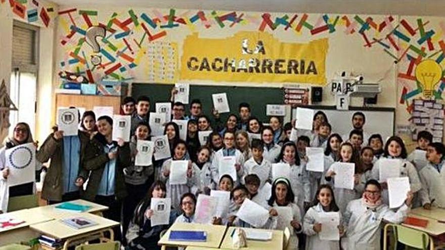 Profesores y alumnos, en una de las actividades para potenciar el bilingüismo en el aula.  María Inmaculada