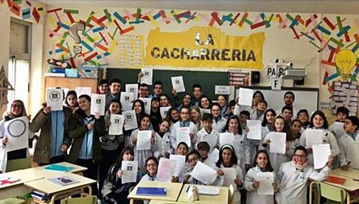 Profesores y alumnos, en una de las actividades para potenciar el bilingüismo en el aula.  María Inmaculada