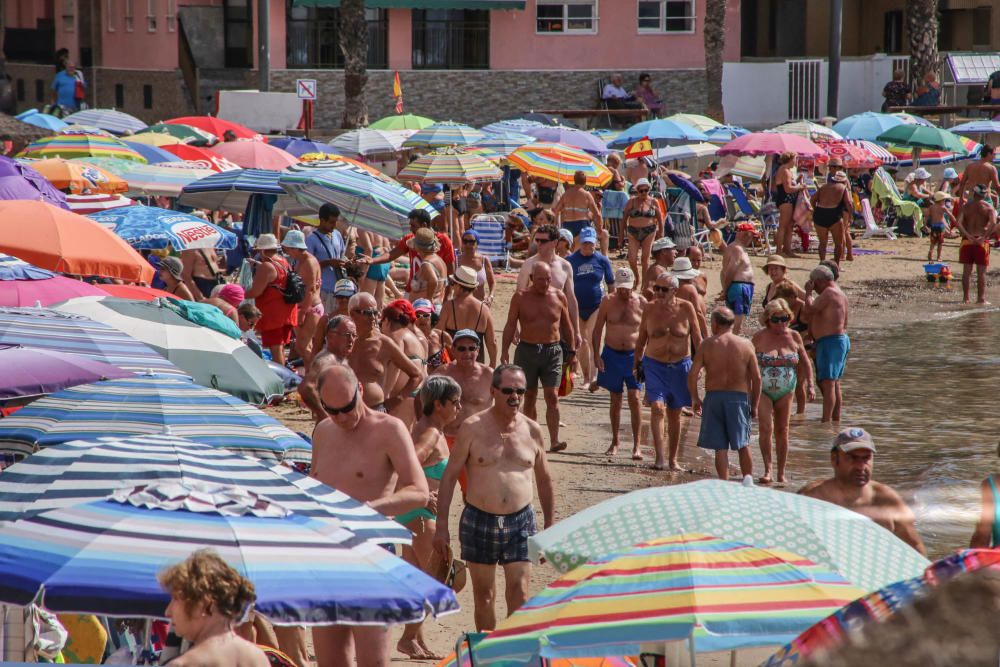 El buen tiempo y las buenas condiciones marítimas siguen animando a pasar la jornada en la playa pese a que desde hace tres semanas no hay servicio de socorrismo en Torrevieja