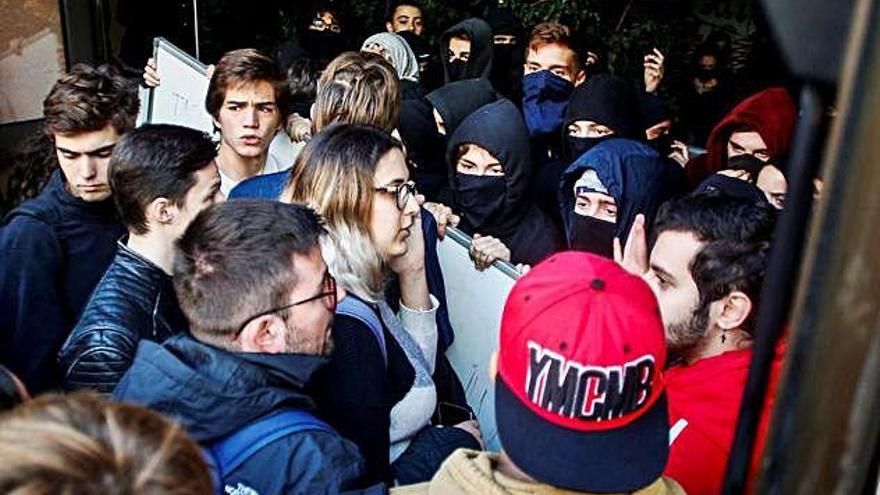 Tensió entre estudiants en un dels accessos de la Universitat Pompeu Fabra.