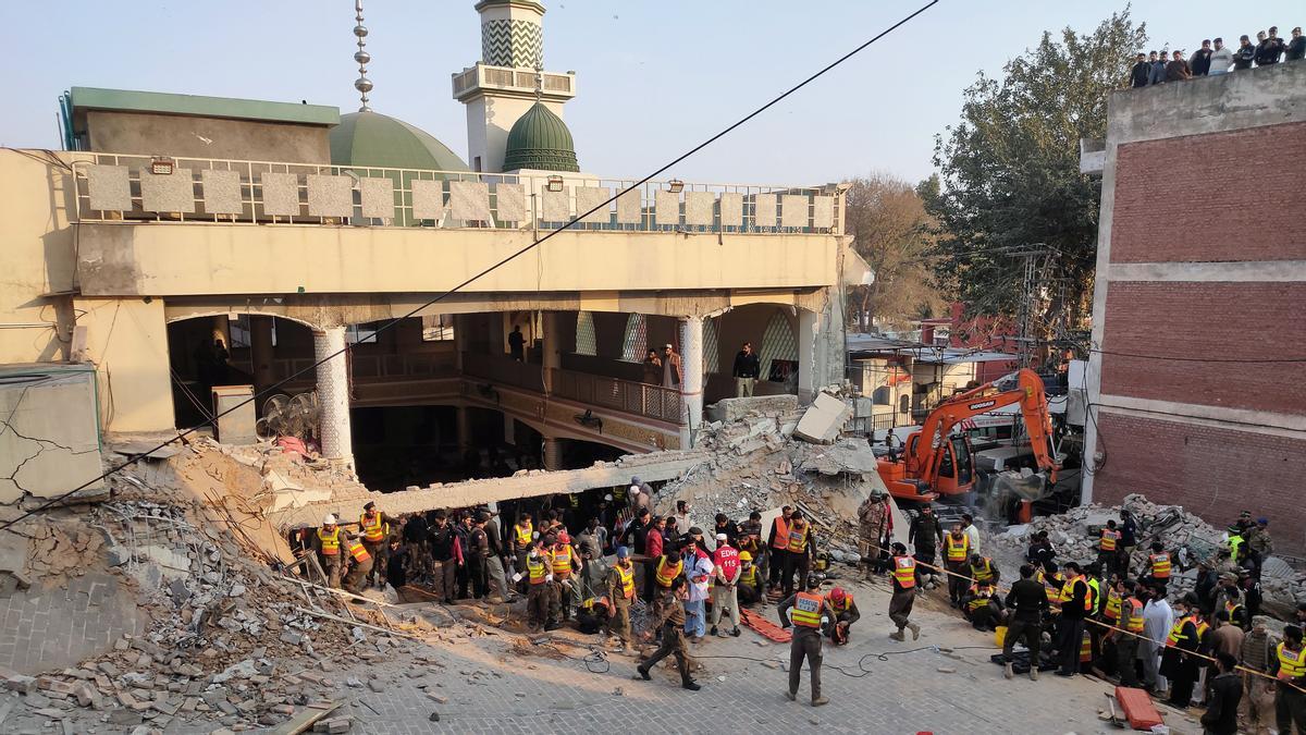 Trabajos de rescate en la mezquita atentada en Peshawar