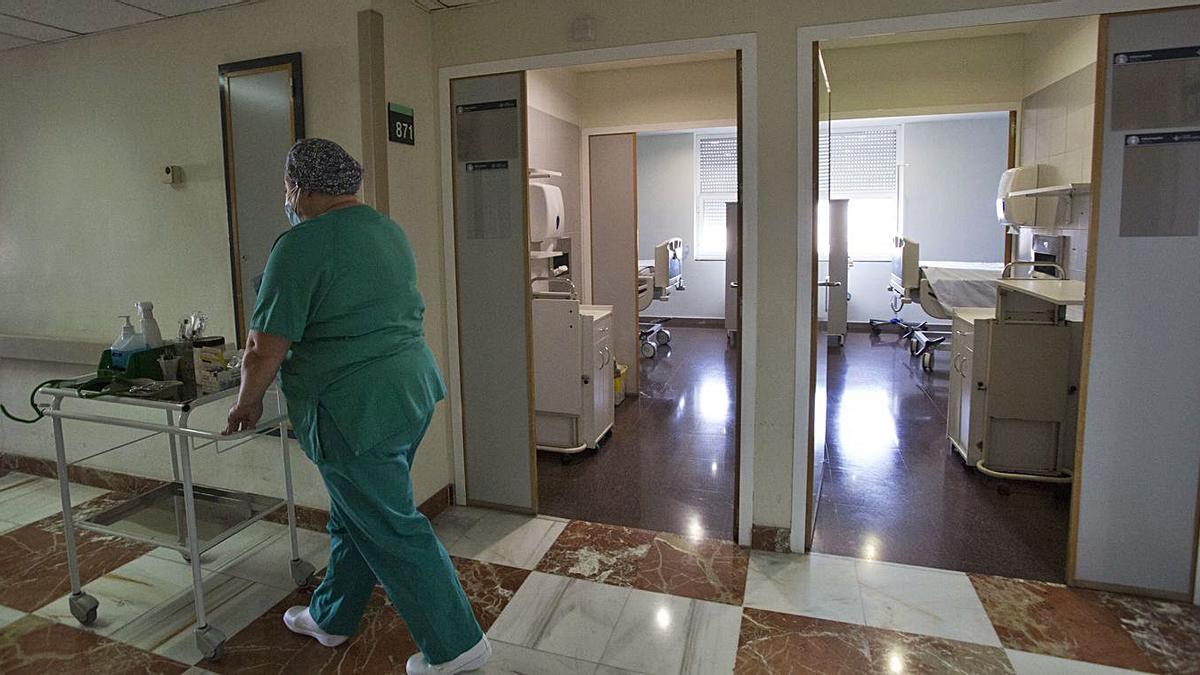 Hospitales, como el General de Alicante, vacían sus plantas de pacientes covid.
