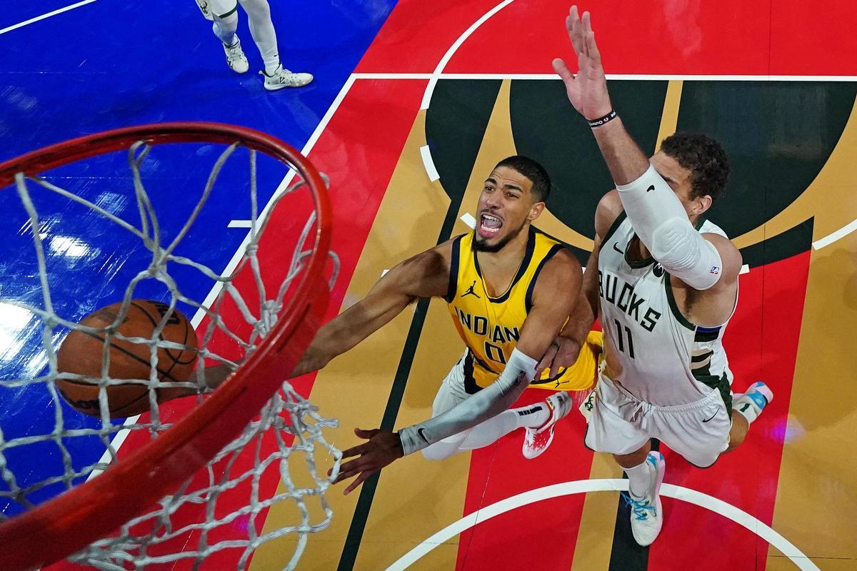 Tyrese Haliburton, base de los Pacers, anota en el triunfo frente a los Bucks en Las Vegas.