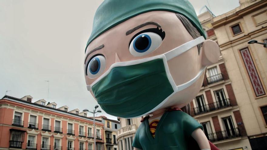 L&#039;escultura &quot;Supersanitaria&quot; instal·lada a Madrid, en homenatge als sanitaris i la seva tasca durant la pandèmia