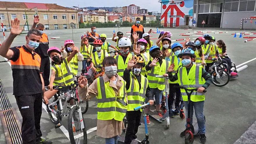 Un grupo de alumnos de Primaria, con miembros de Protección Civil, en uno de los circuitos de Salesianos. // FERNANDO CASANOVA