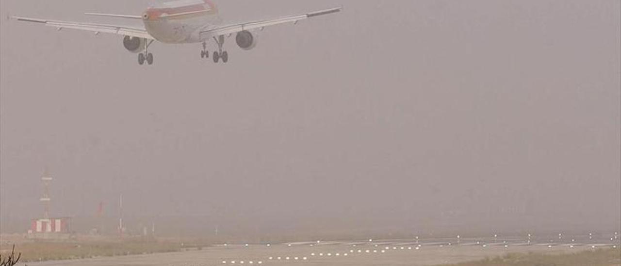 Un avión vuela entre la niebla, en una imagen de archivo.