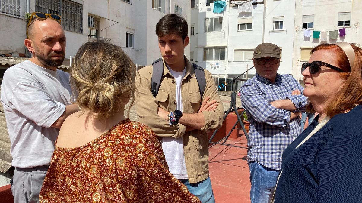 Borja Sanjuan, en el centro, charla con una de las afectadas por las obras en los apartamentos.