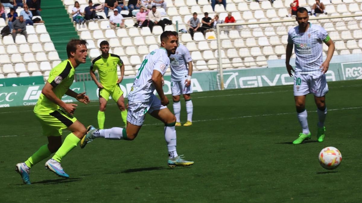 Canario persigue el esférico durante el choque ante el Ceuta.