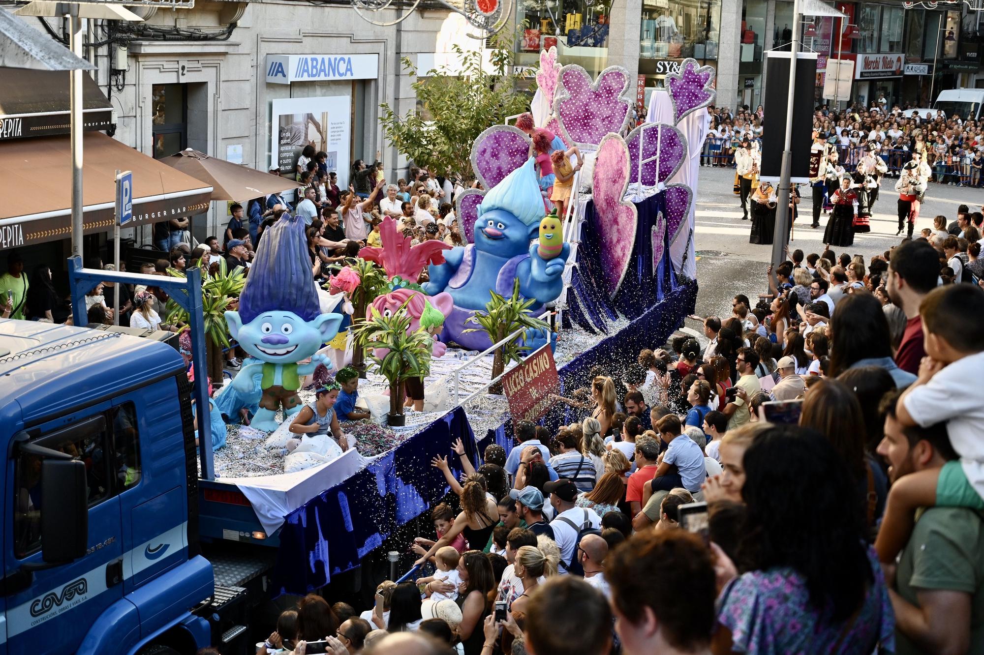 La Batalla de Flores vuelve a teñir de color las calles de Pontevedra