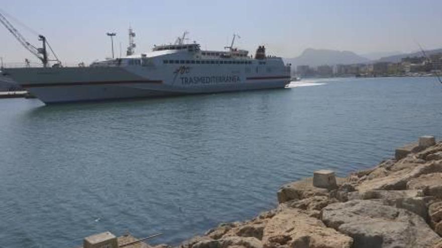 El Almudaina 2, barco que cubre el trayecto Gandia-Ibiza, en su primer viaje de Semana Santa.