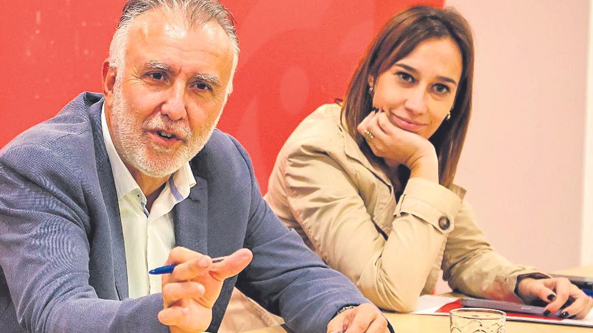 El líder del PSOE canario y ministro, Ángel Víctor Torres, y Nira Fierro, ayer en la Comisión Ejecutiva Regional.