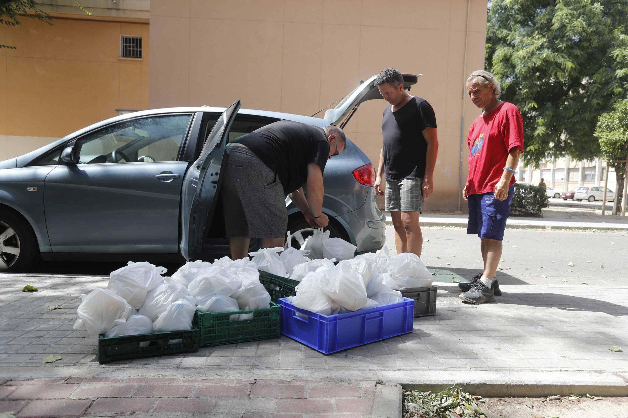 Amigos de la calle reparte comida en ocho rutas ante el incesante calor.