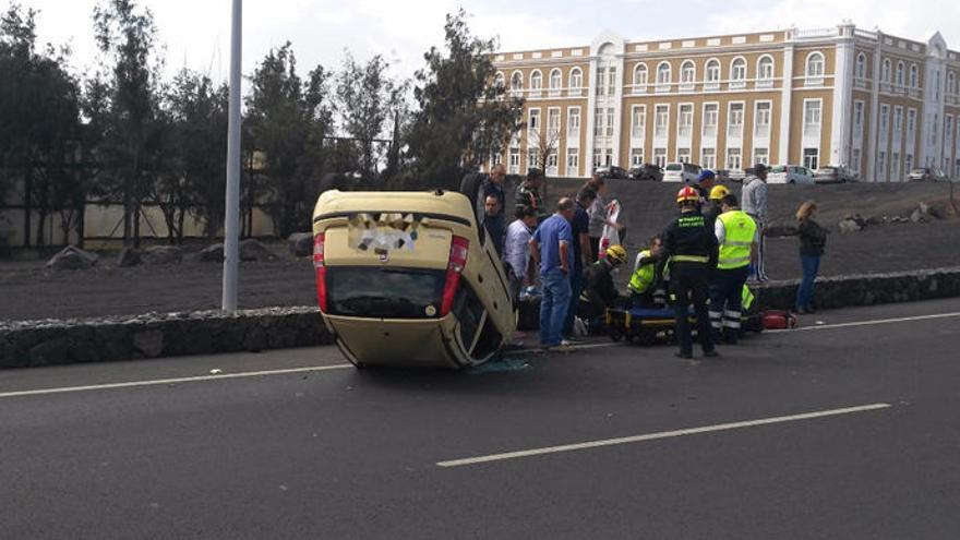 Vuelca un vehículo en el acceso a Arrecife desde la LZ-2