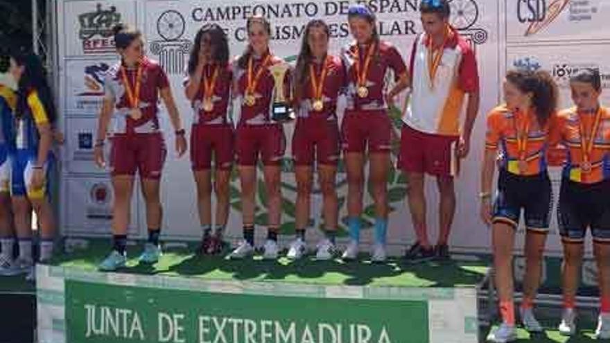 Sara Yusto, primera por la izquierda, con el equipo de Castilla y León en el podio.