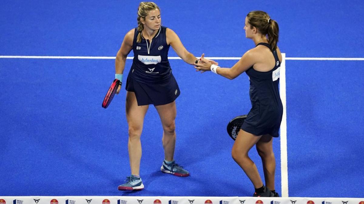 Alejandra Salazar y Ari Sanchez celebran un punto durante el Estrella Damm Open