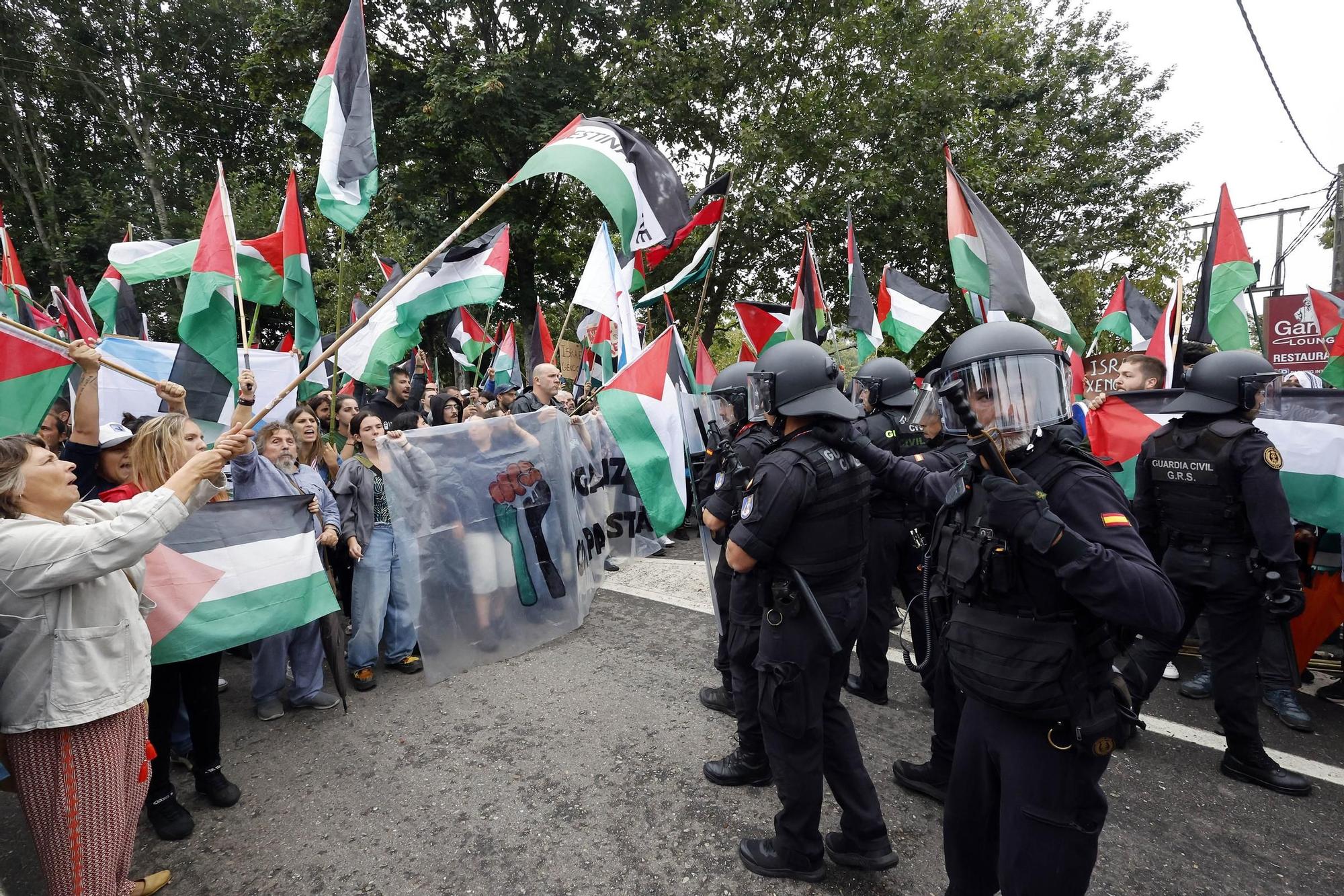 Concentraciones contra el equipo de Israel por el genocidio en Palestina durante el paso de La Vuelta por la provincia de Pontevedra