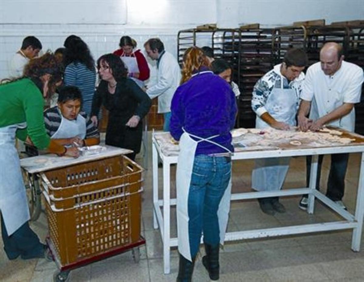 Nens amb discapacitat aprenen a fer pa al Forn Trinitat, el 18 de gener. Nens amb discapacitat aprenen a fer pa al Forn Trinitat, el 18 de gener.
