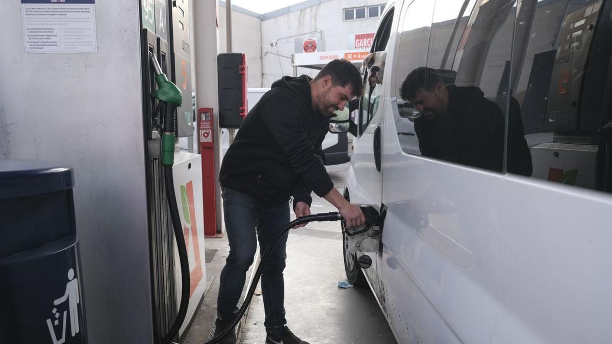 Un conductor omple el dipòsit en una gasolinera a Manresa