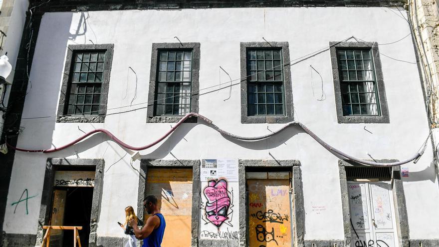 Multiópticas ultima una tienda en el antiguo edificio de Arencibia en Triana