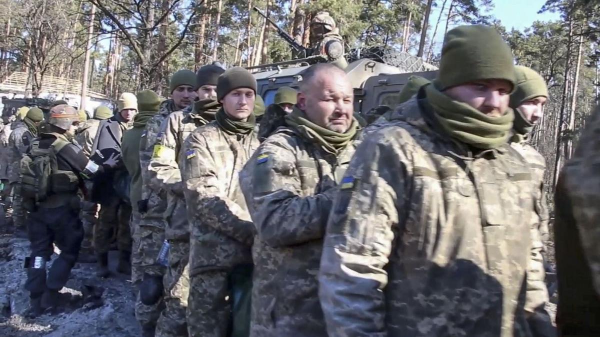 Soldats ucraïnesos capturats per les tropes russes a prop de Kíiv | EFE/MINISTERI DE DEFENSA RUS