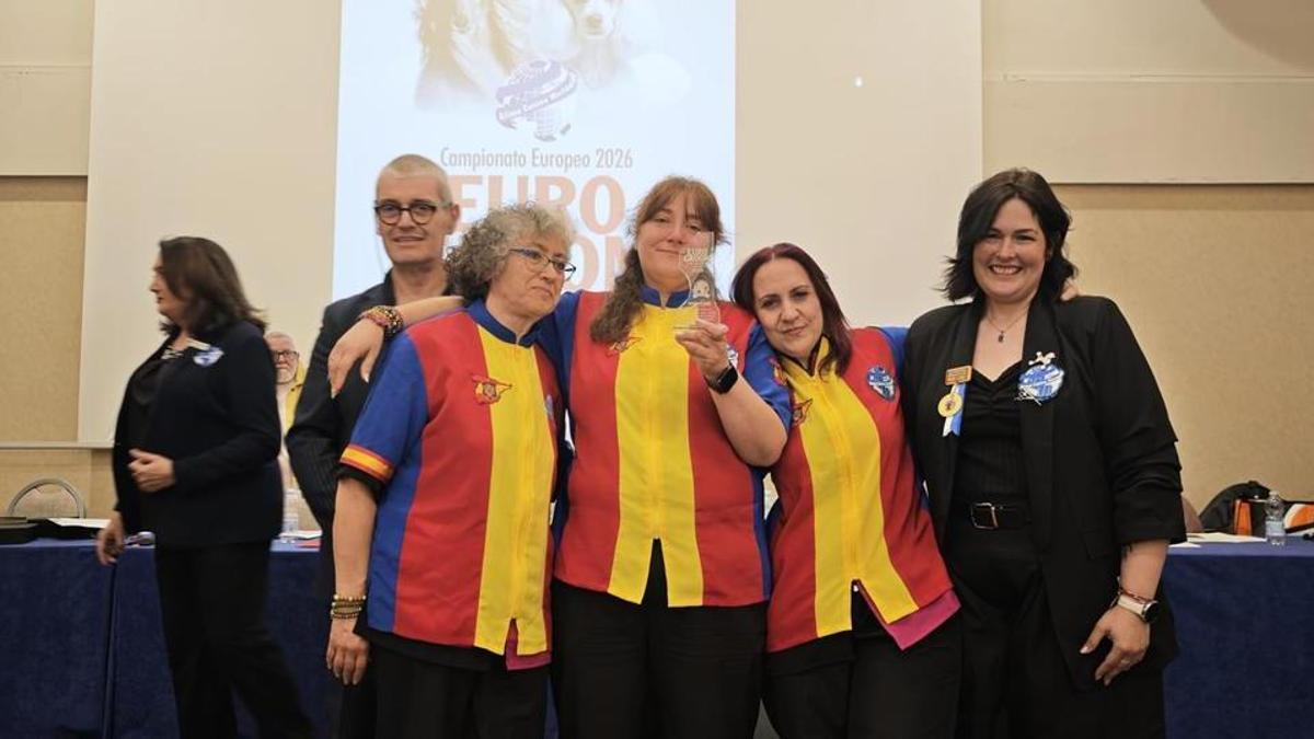 Ana González, segunda por la derecha, tras convertirse en campeona de Europa.