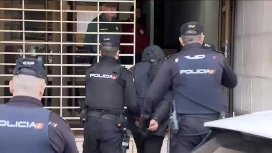 Gritos de "¡Asesino!" reciben al sospechoso de la muerte de Marta Calvo en los juzgados de Alzira