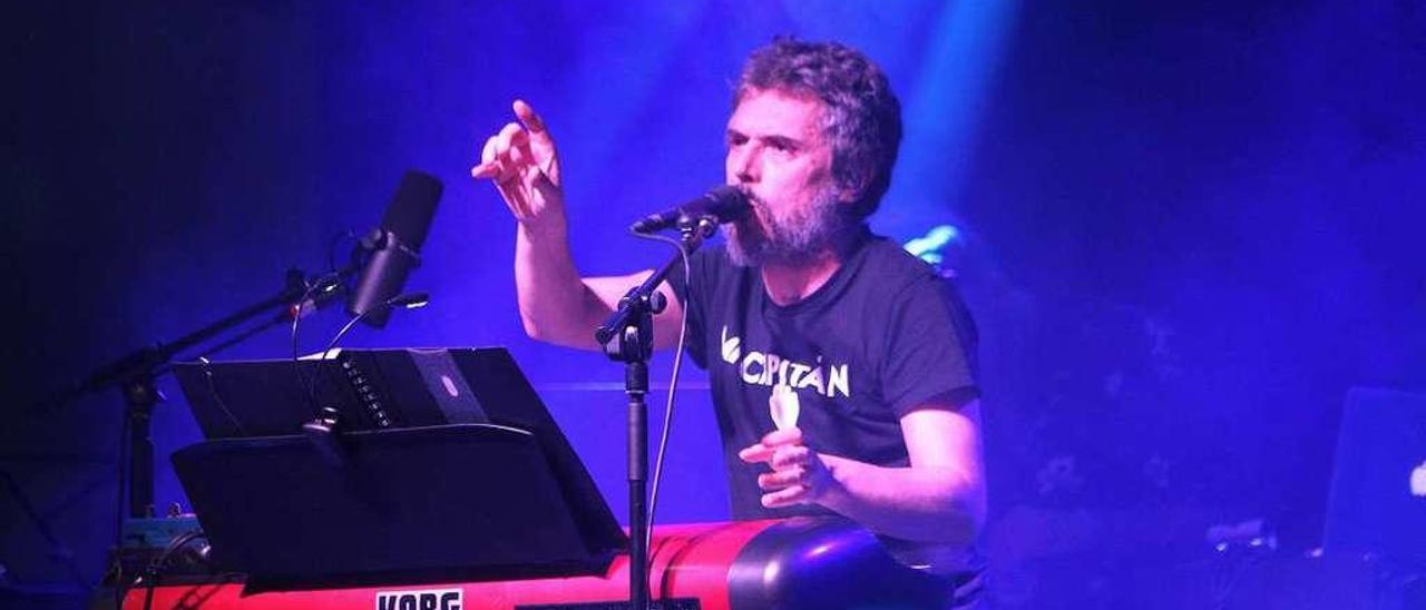 Iván Ferreiro ayer en su concierto en la Plaza Mayor de Ourense. // Iñaki Osorio