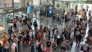 Resignación, calma tensa y sueños en peligro por los retrasos en los trenes entre Córdoba y Madrid