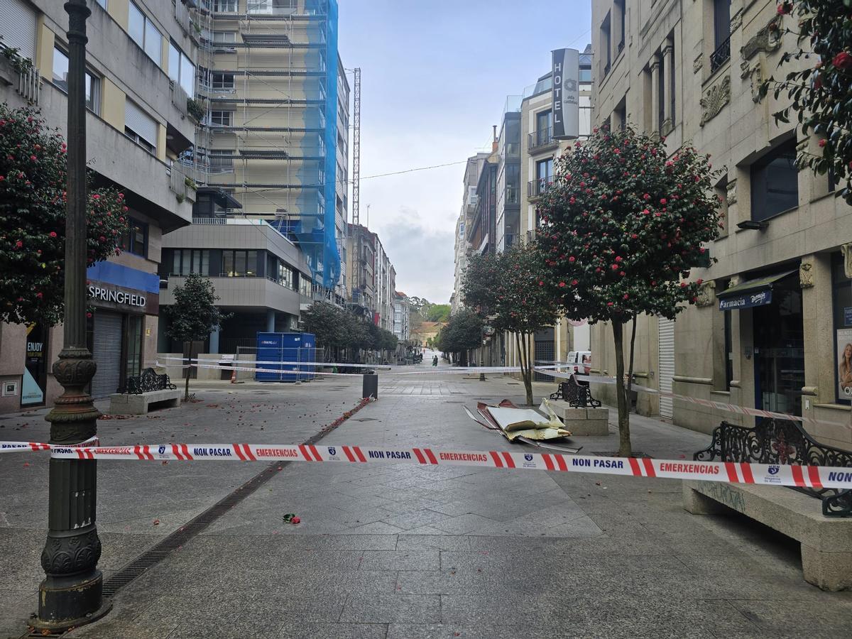 La calle de Castelao, en Vilagarcía, parcialmente cerrada a causa de los desprendimientos.