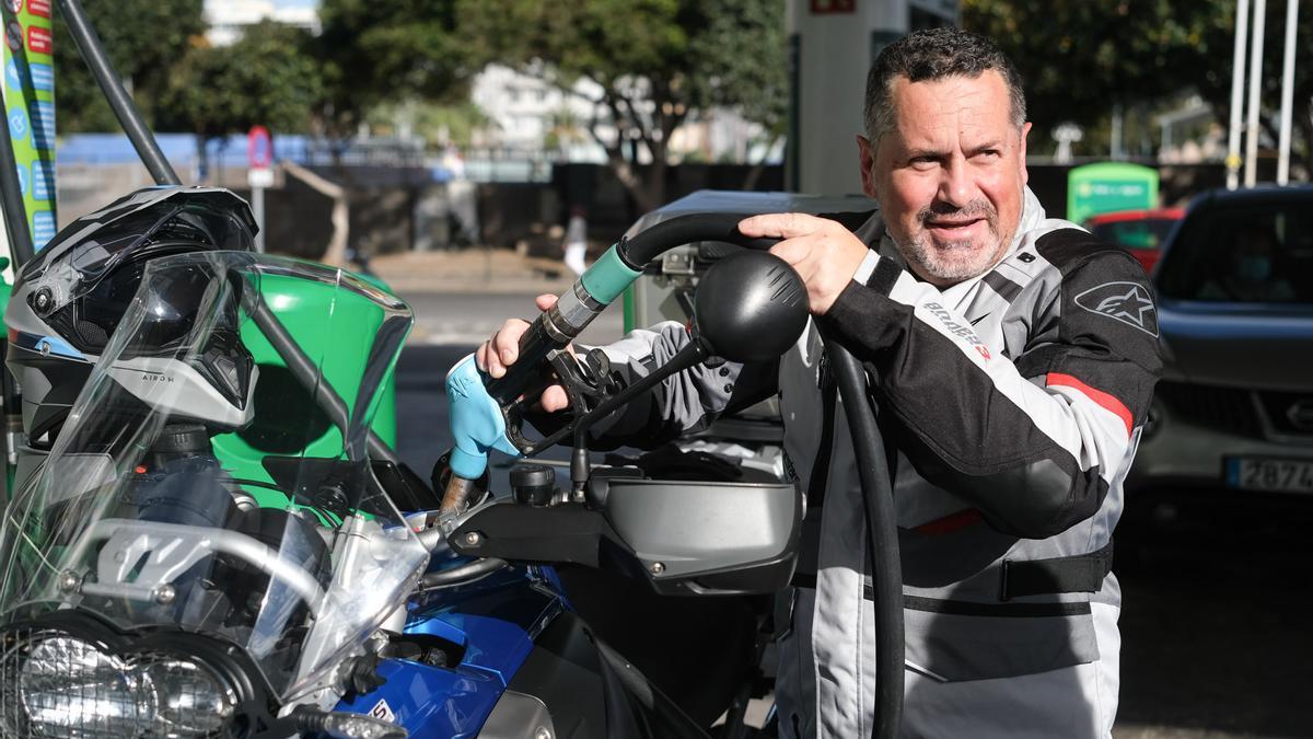 Un hombre llena el depósito de su moto en una estación de servicios del Archipiélago.