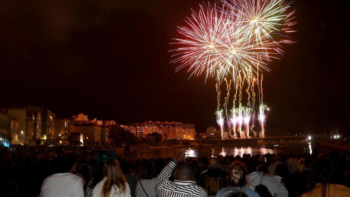Público en la ensenada de Bouzas disfrutando del espectáculo pirotécnico.