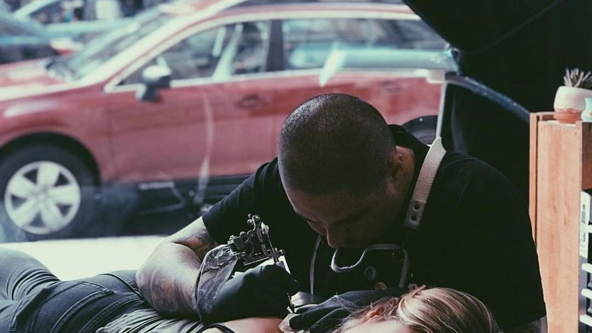 Ana Fernández tatuándose en Five Points (Nueva York)