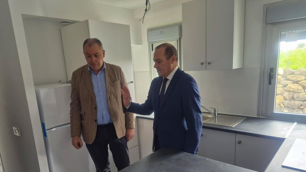 El consejero de Obras Públicas e Infraestructuras, Arquitectura y Vivienda, Augusto Hidalgo, junto al alcalde de Firgas, Alexis Henríquez.