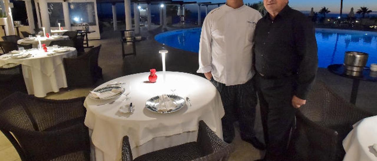 El chef Germán Ortega (i) junto al propietario del restaurante La Aquarela, Gregorio Fernández