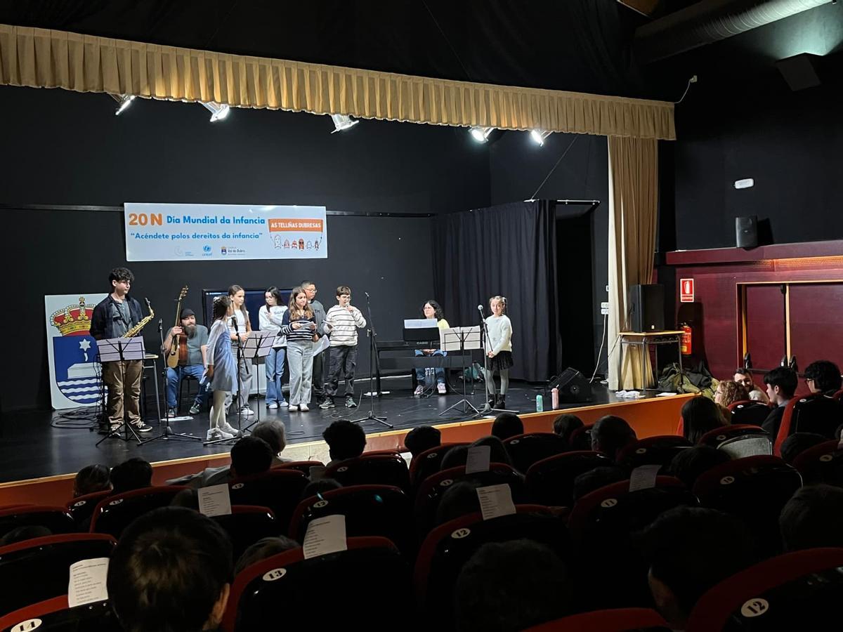Un momento da gala celebrada no auditorio municipal de Val do Dubra, conducida pola rapazada das Telliñas Dubresas e na que actuou alumnado e profesorado da Escola Municipal de Música