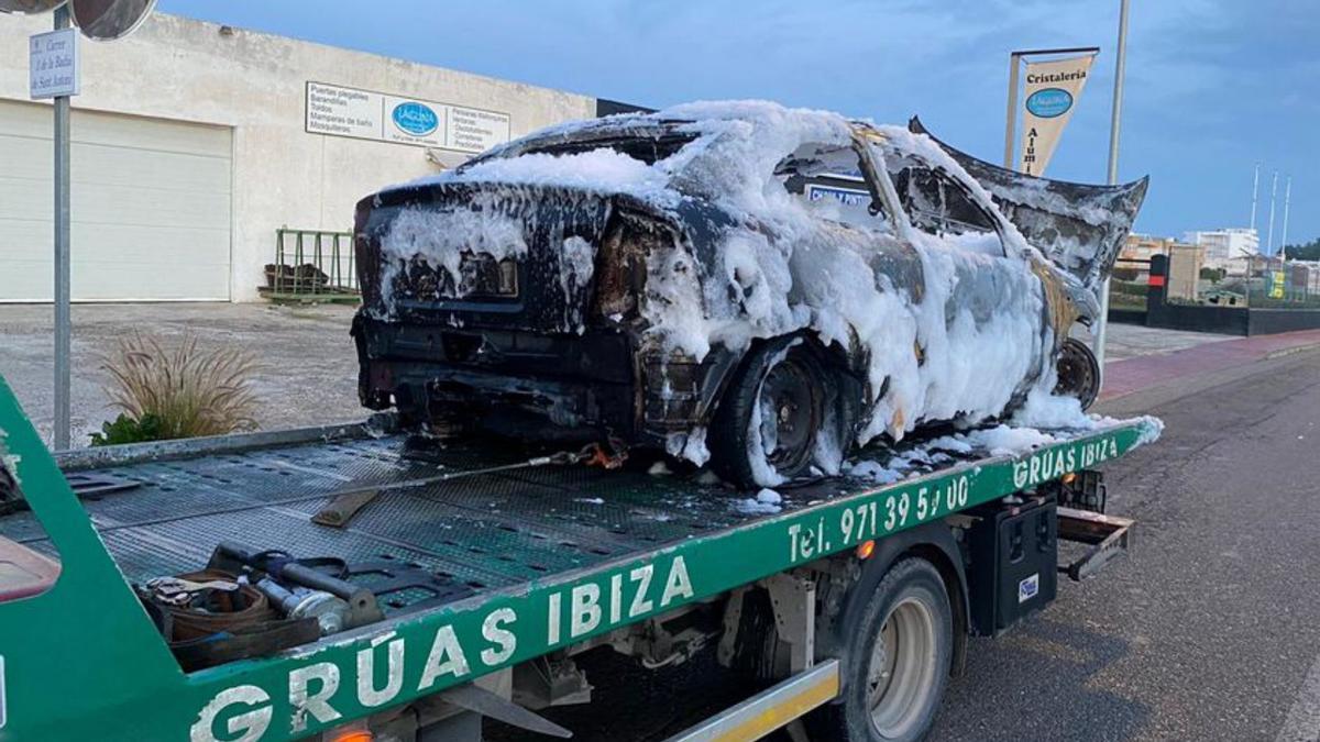 Un coche se incendia después de sufrir un accidente en Cala de Bou