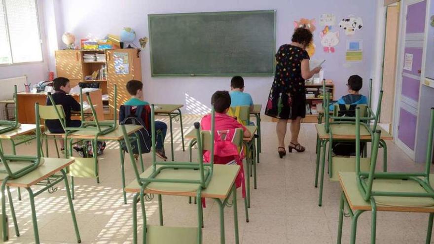 Cinco alumnos de 3º de Primaria en un aula del colegio de Rubiáns durante la reválida del pasado curso. // Noé Parga