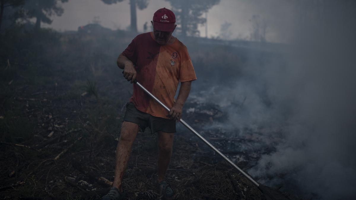 Un vecino colabora en la extinción del incendio.