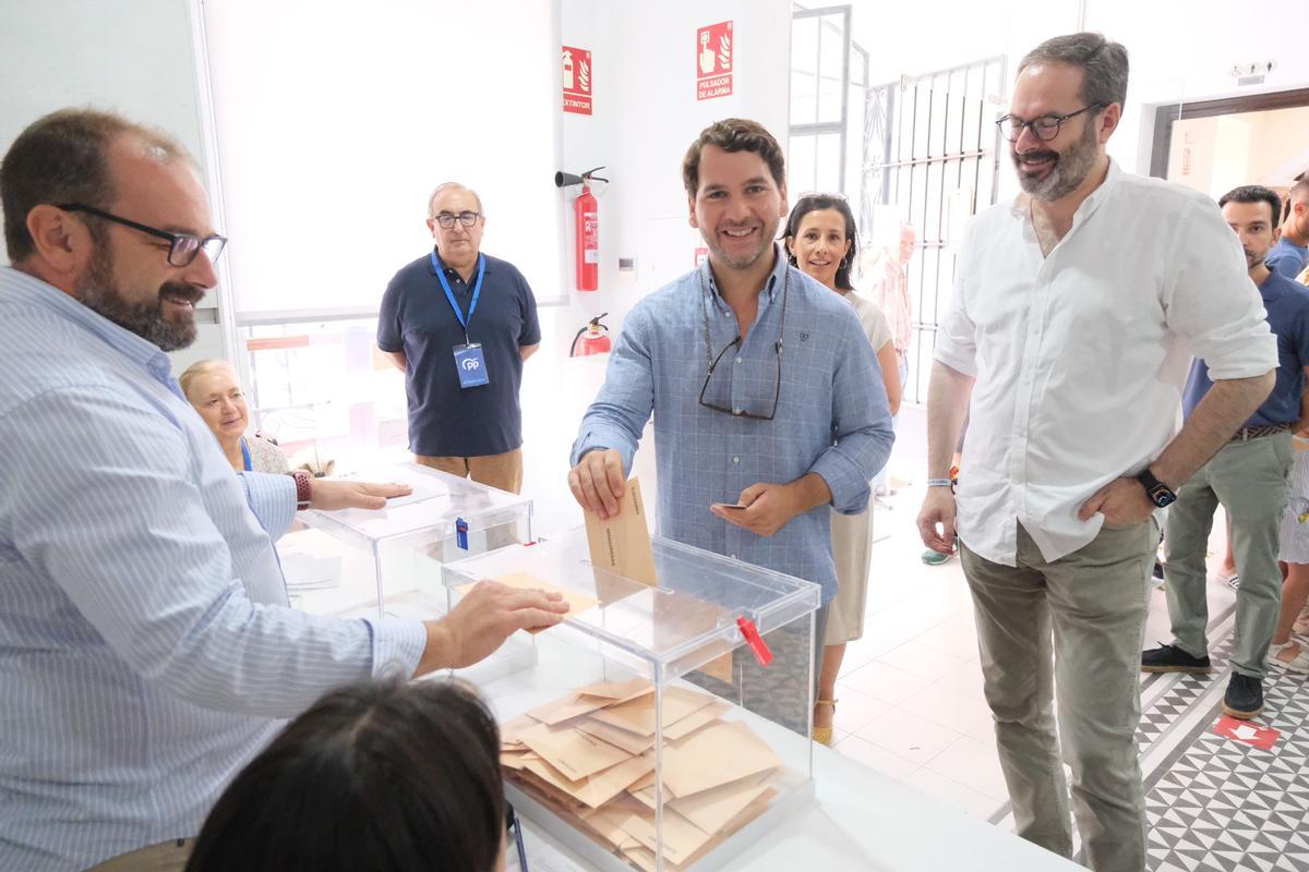 Fernando Priego, alcalde de Cabra y candidato al Senado del PP, y Adolfo Molina, presidente provincial del PP Fernando Priego, alcalde de Cabra y candidato al Senado del PP, y Adolfo Molina, presidente provincial del PP