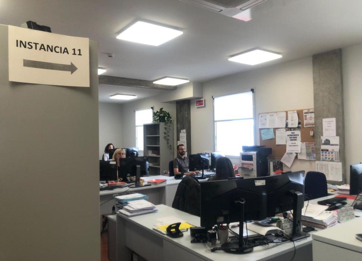 Funcionarios en uno de los juzgados de Primera Instancia de Vigo. |  FdV