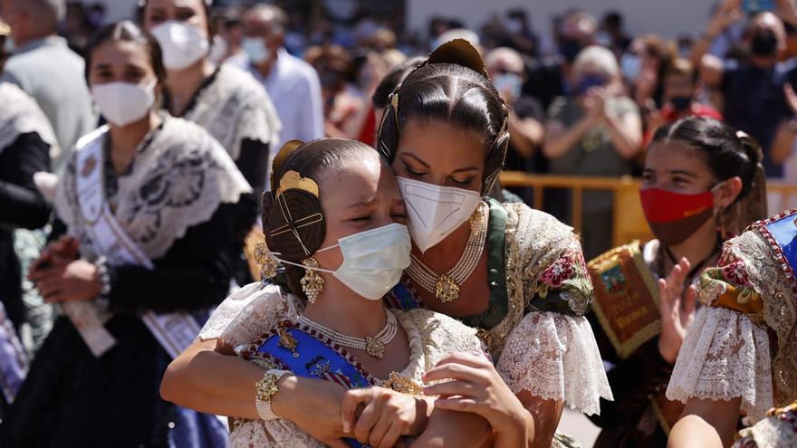 Lágrimas de las falleras mayores y las cortes de honor en la última mascletà