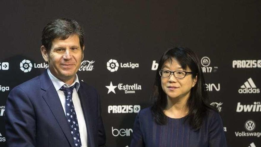 Mateo Alemany, junto a la presidencia del Valencia, Lay Hoon Chan.