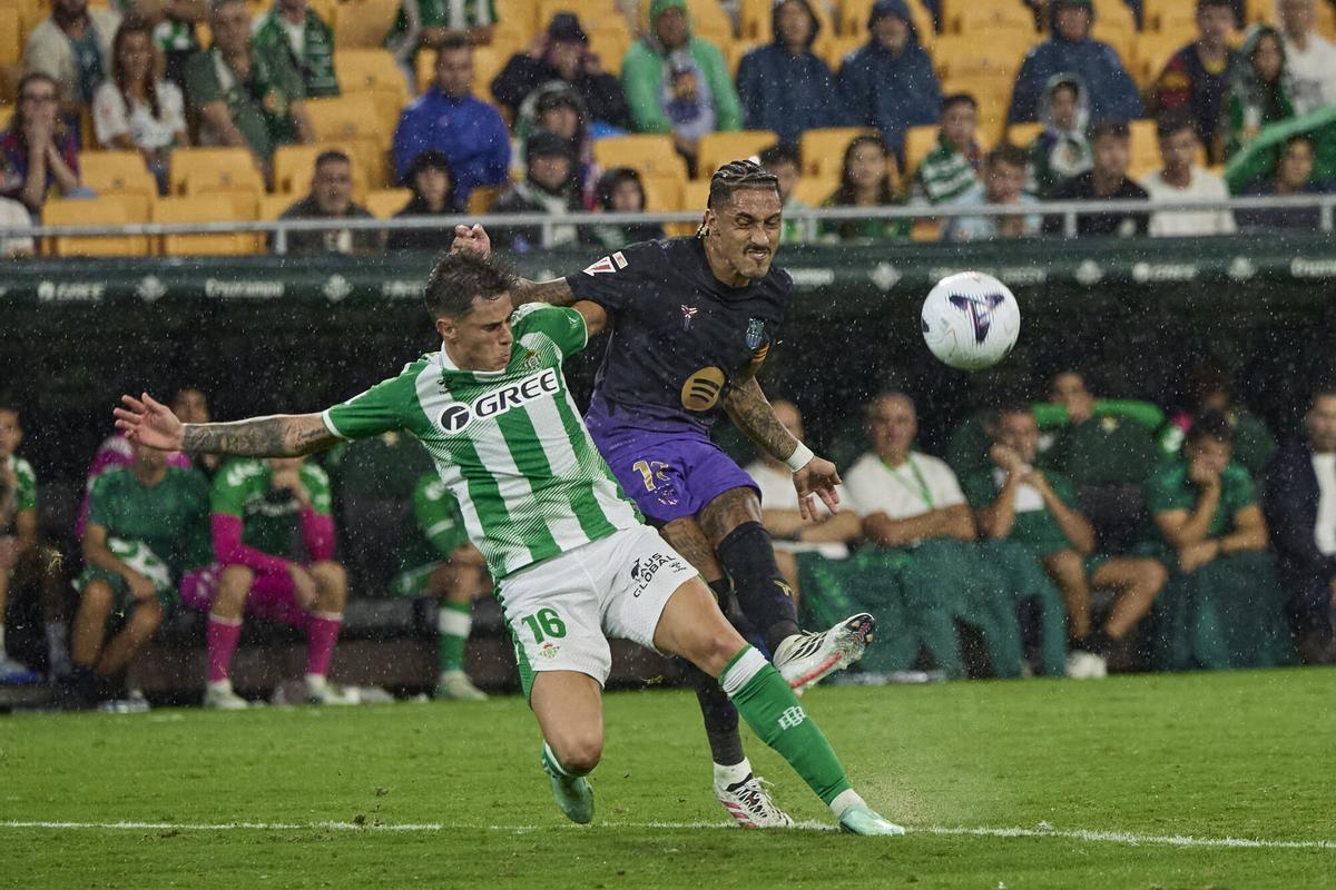 Valentín Gómez trata de dificultar un tiro de Raphinha en la segunda mitad del Betis-Barça.