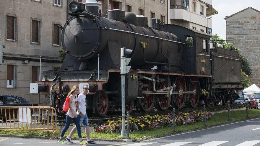 La locomotora de vapor se encuentra a la entrada de la estación Empalme. // Brais Lorenzo