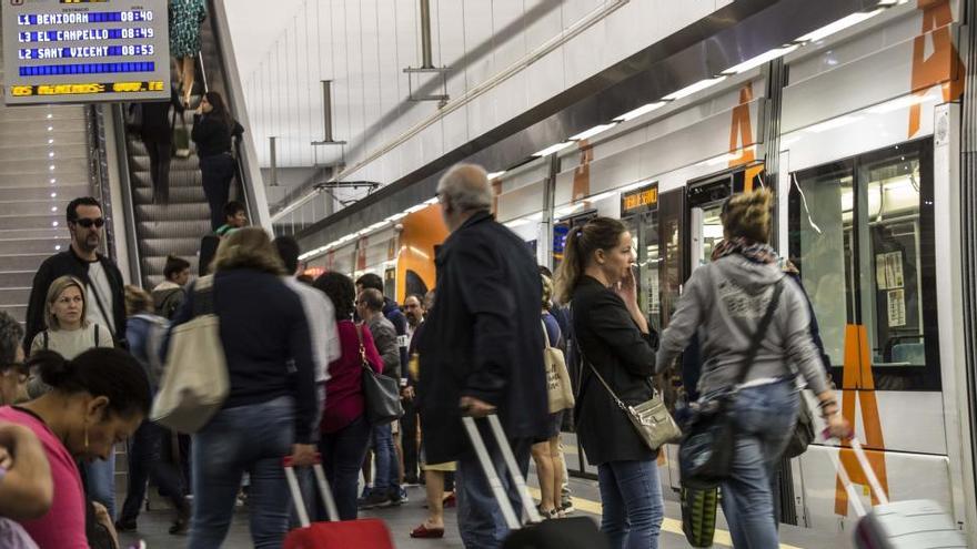 Recogen 5,5 millones de tapones solidarios en el TRAM de Alicante y Metrovalencia