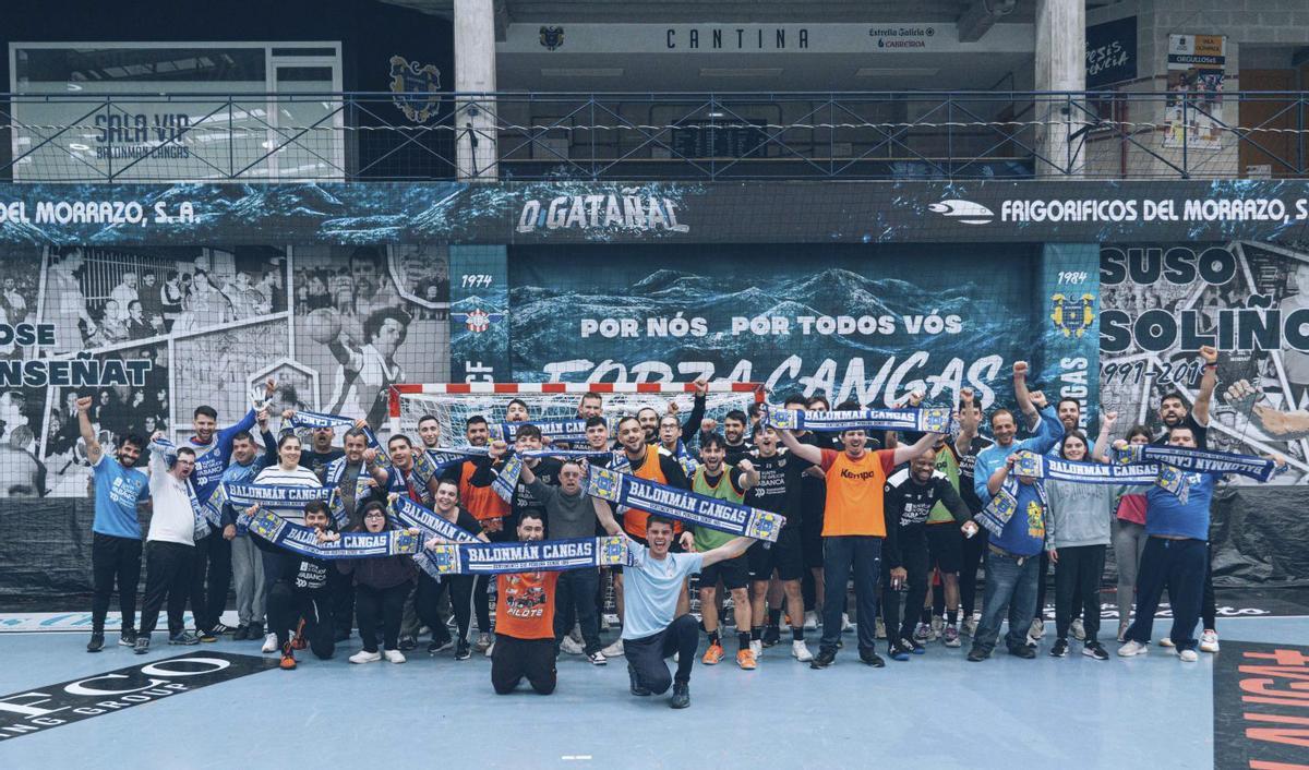 Usuarios del Juan XXIII junto a jugadores y cuerpo técnico del Frigoríficos del Morrazo.