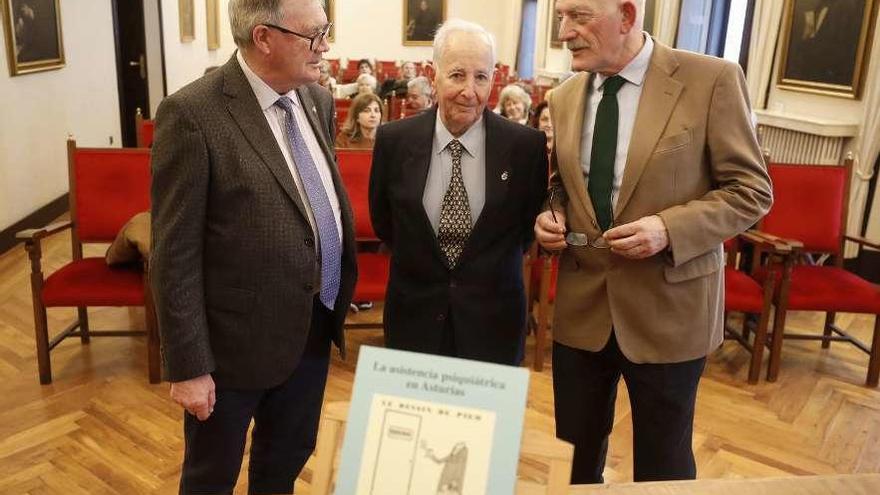 Tomas Díaz, que presentó el libro, junto a Pedro Quirós y a Ramón Rodríguez, director del RIDEA.