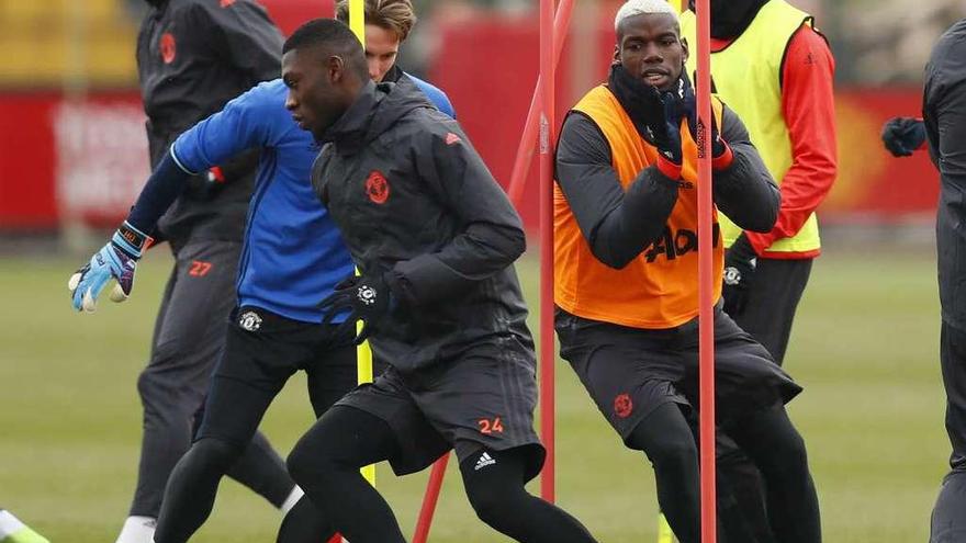 Pogba, a la derecha, durante un entrenamiento en Manchester. // Reuters