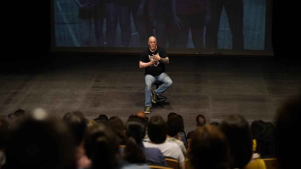 Iñaki Zubizarreta durante la charla con escolares en la Sala Gomis.